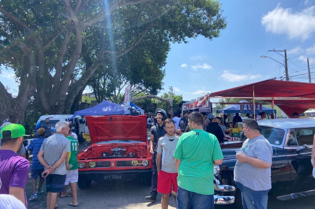 Evento de carros antigos e motos clássicas