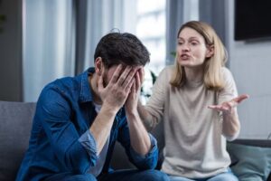 Casal discutindo relação - horóscopo