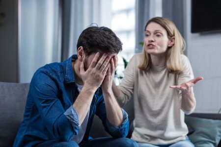 Casal discutindo relação - horóscopo