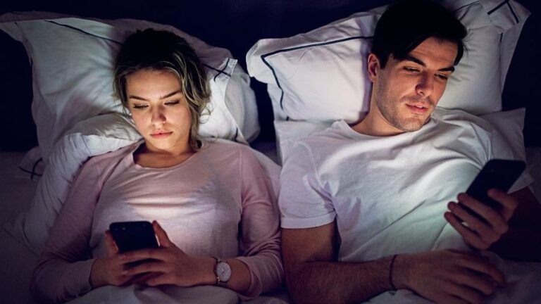 Casal no celular na cama