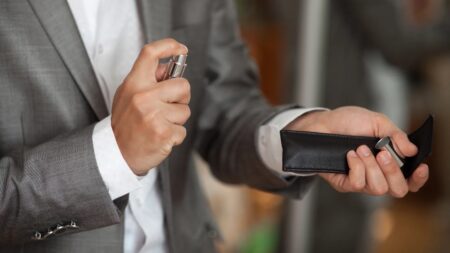 Homem passando perfume