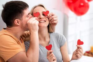 Entenda o que está por trás do ‘love bombing’ e do ‘ghosting’, segundo especialistas Love Bombing e Ghosting
