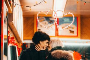 Como a numerologia pode guiar a escolha do presente perfeito neste Dia dos Namorados Numerologia para presente de Dia dos Namorados