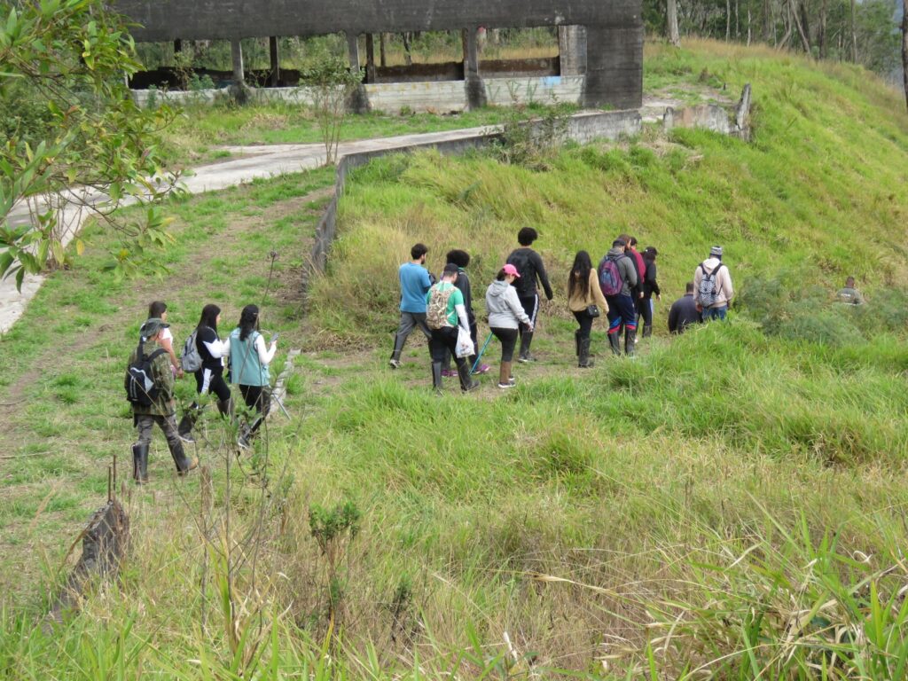 Trilha para antigo teleférico