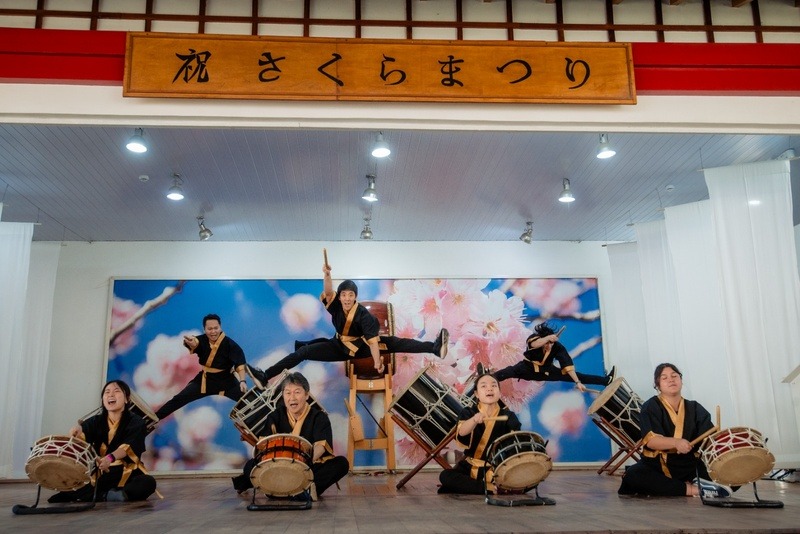 Apresentação de tambores na Festa da Cerejeira em Campos do Jordão