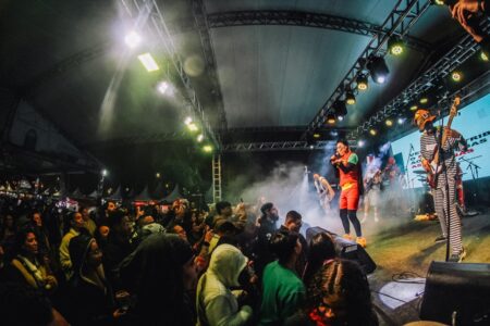 Banda se apresentando no Festival do Chocolate em Ribeirão Pires