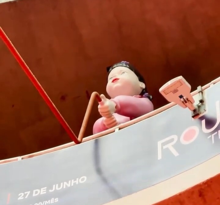 Boneca Round6 no metrô de SP