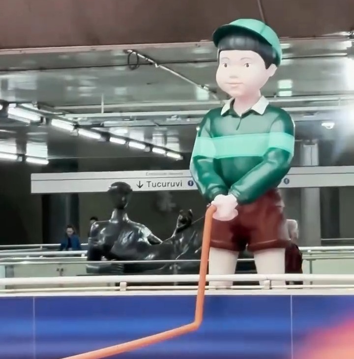 Boneco de Round6 no metrô de SP