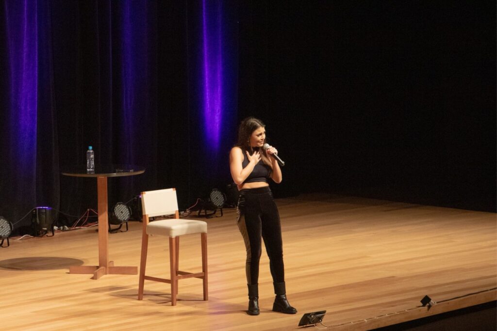 Stand Up Bruna Louise