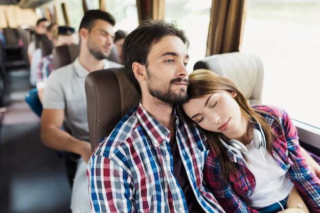 Casal em viagem de ônibus