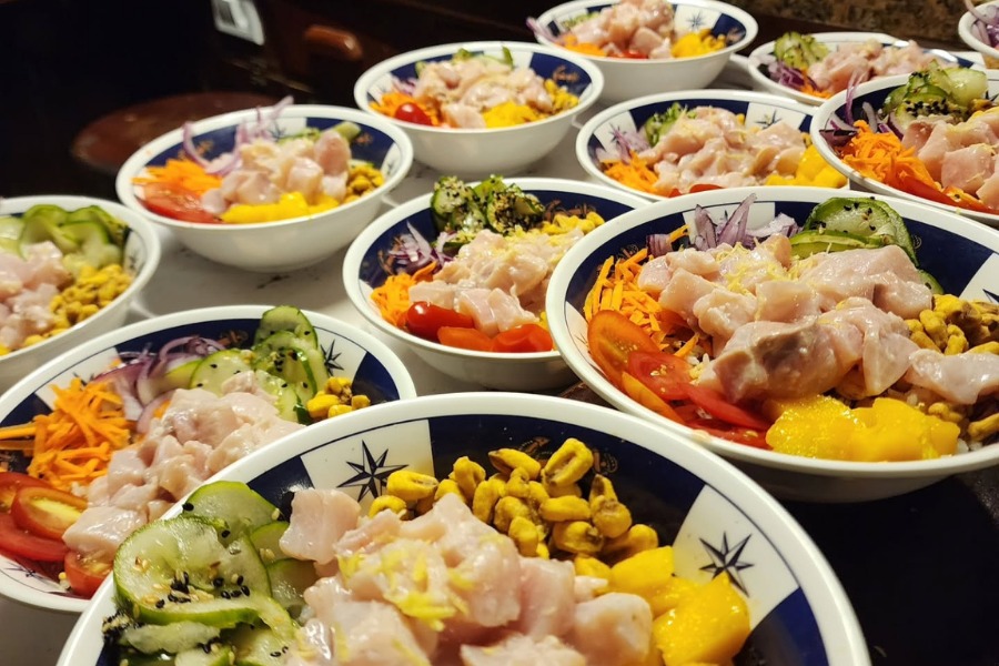 Comida servida no barco