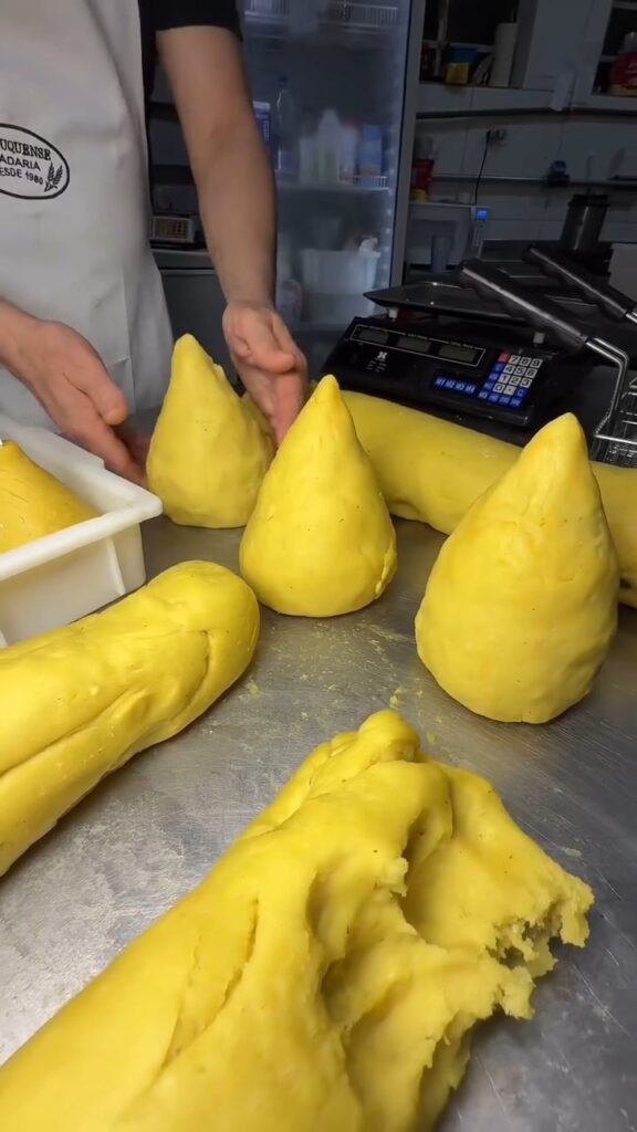 Coxinha sendo feita na Padaria Arouquese 