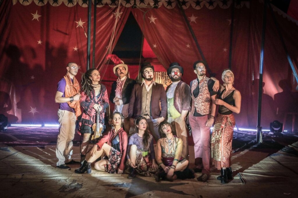 Elenco do Teatro Mágico em promoção da turnê O Reencontro