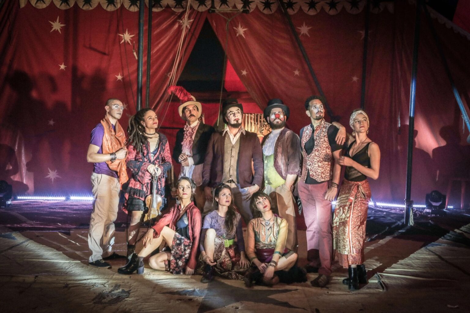 Elenco do Teatro Mágico em promoção da turnê O Reencontro