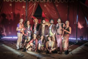 Elenco do Teatro Mágico em promoção da turnê O Reencontro