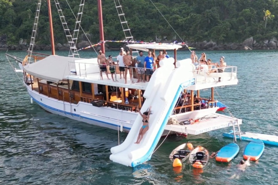 Escorregador inflável do barco