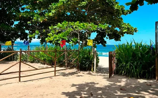 Espaço da Pousada Pé na Areia, que dá acesso ao mar