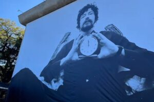 Foto Raul Seixas na entrada do MIS