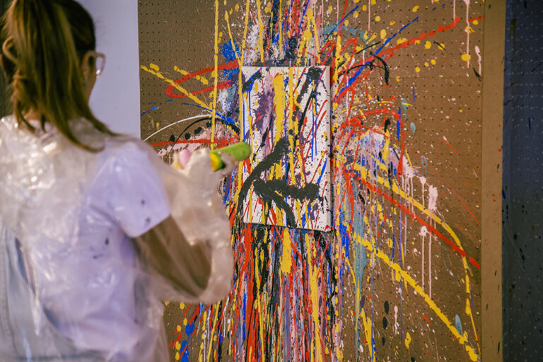 Mulher pintando no Meu Ateliê Arterapia