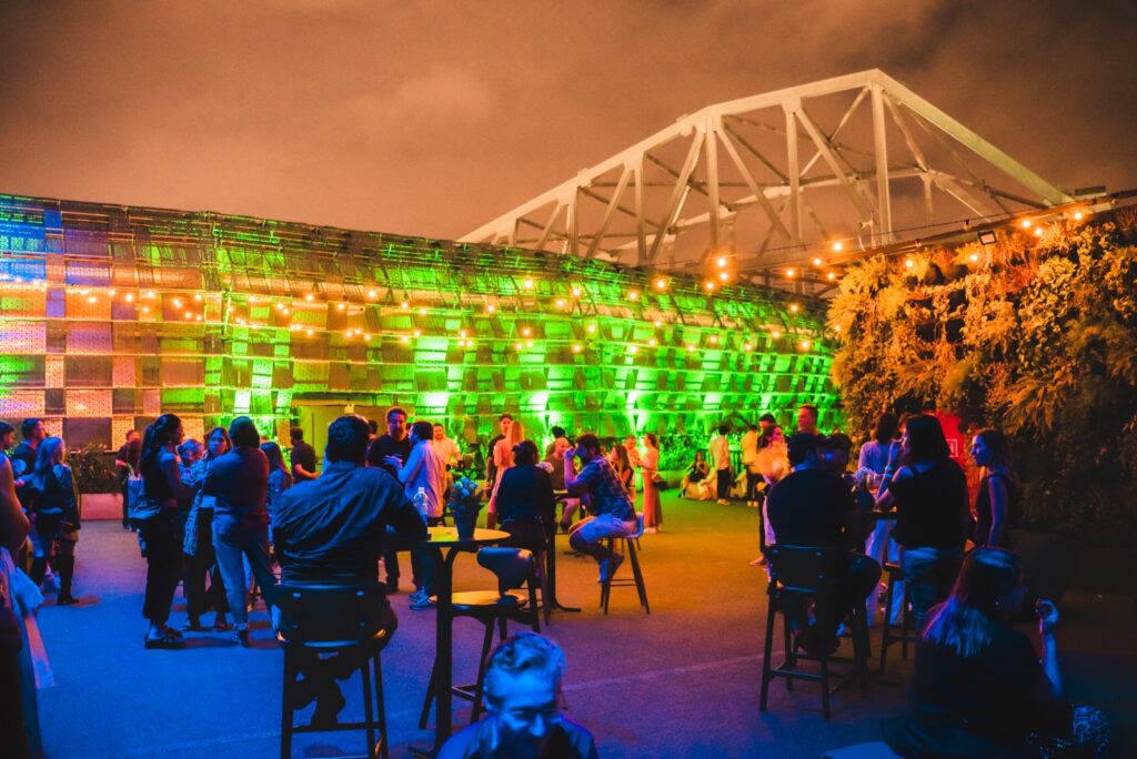 Parte externa e área para fumantes no Backstage Mirante no Allianz Parque