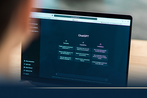 Pessoa usando inteligência artificial, o ChatGPT