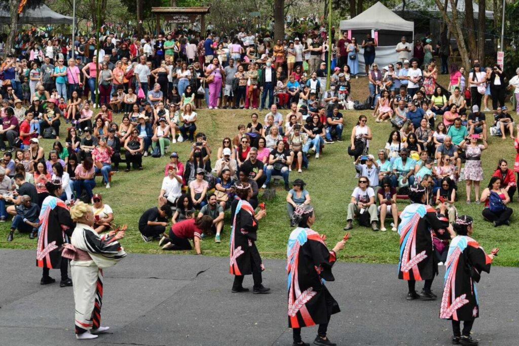 Pessoas assistindo à apresentação no Parque do Carme no Festival das Cerejeiras