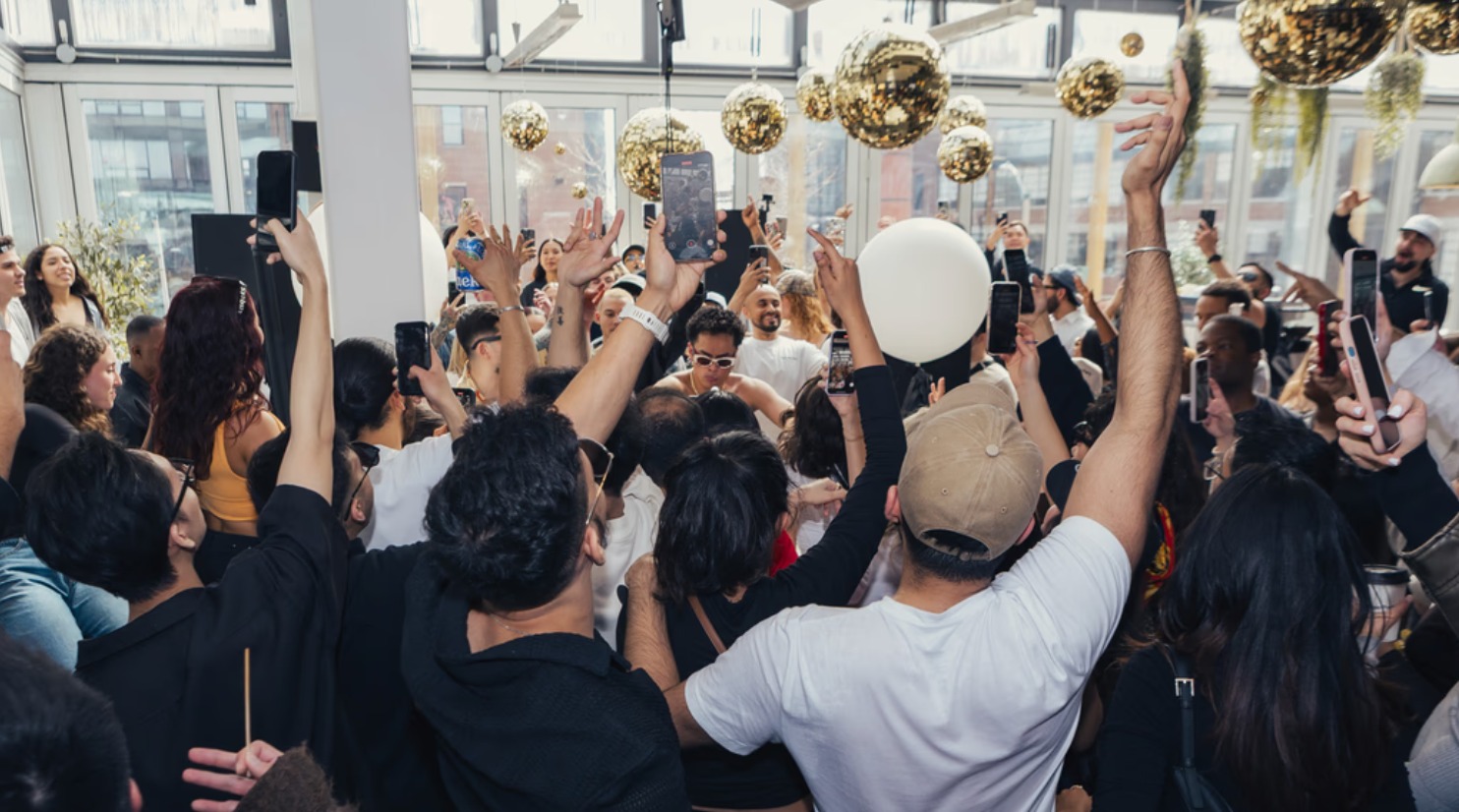 Pessoas dançando em coffee break