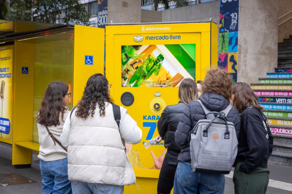 Pessoas participando do karaokê do Mercado Livre na av Paulista