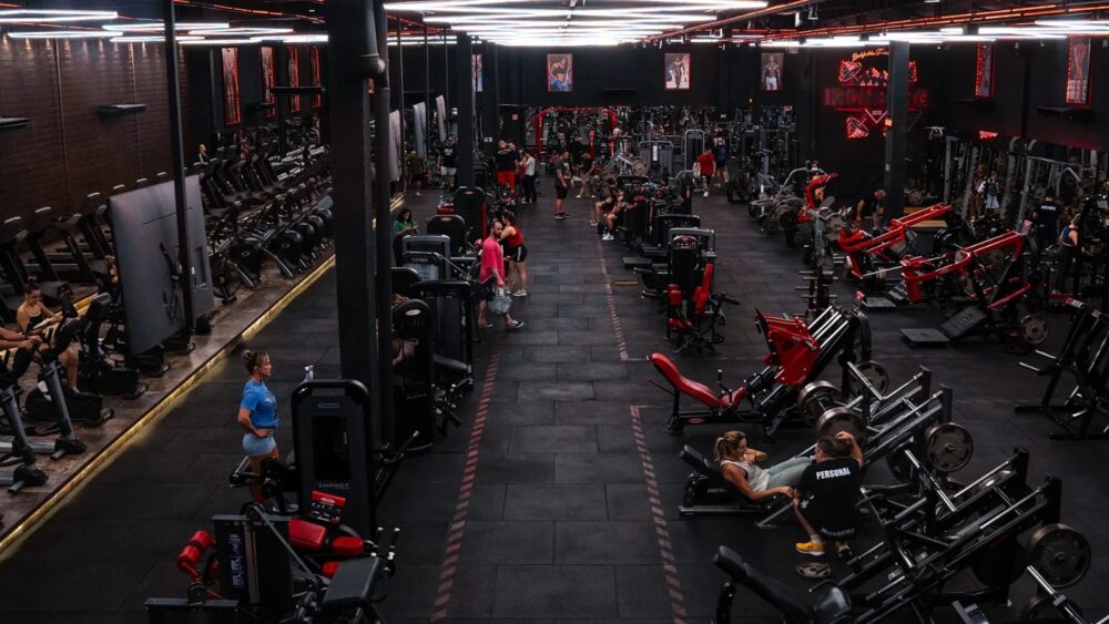 Pessoas treinando na Ironberg 