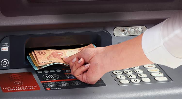 Saque em caixa eletrônico