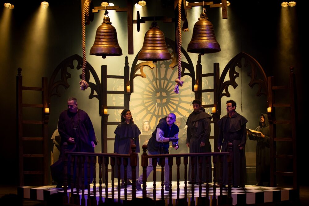 Cena do musical Os Sons de Notredame