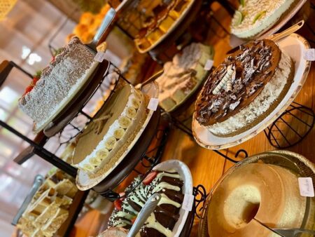 Café colonial noturno em São José dos Campos