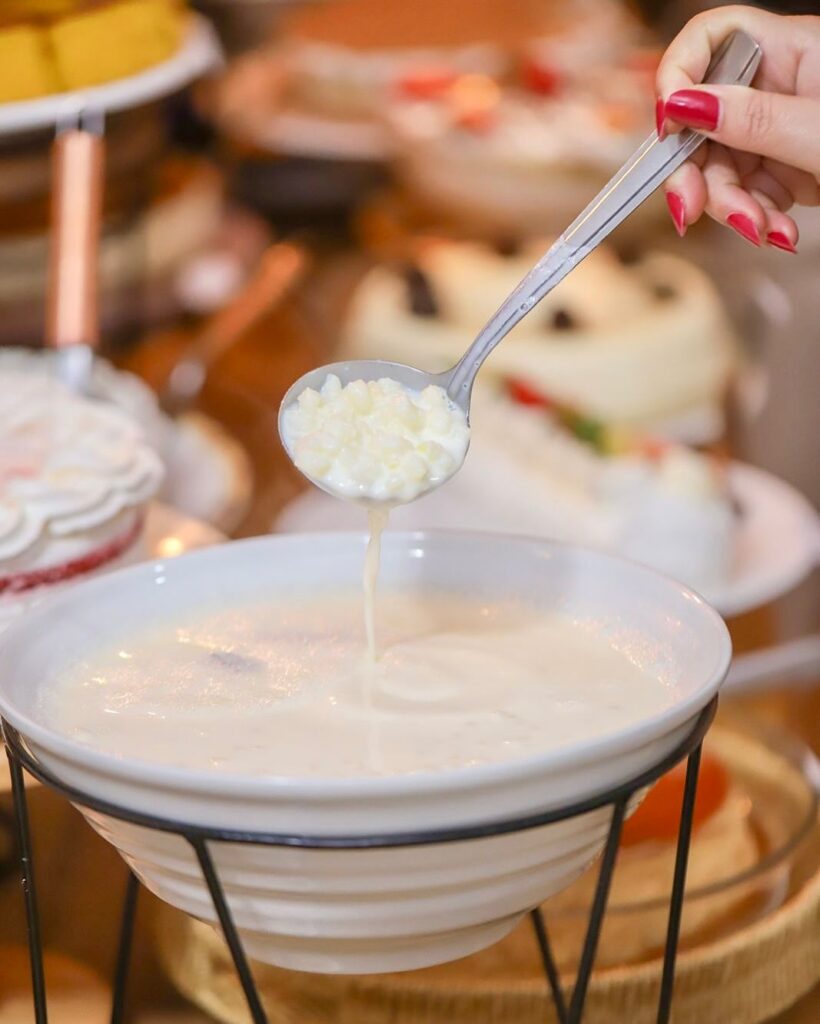 Café colonial noturno em São José dos Campos