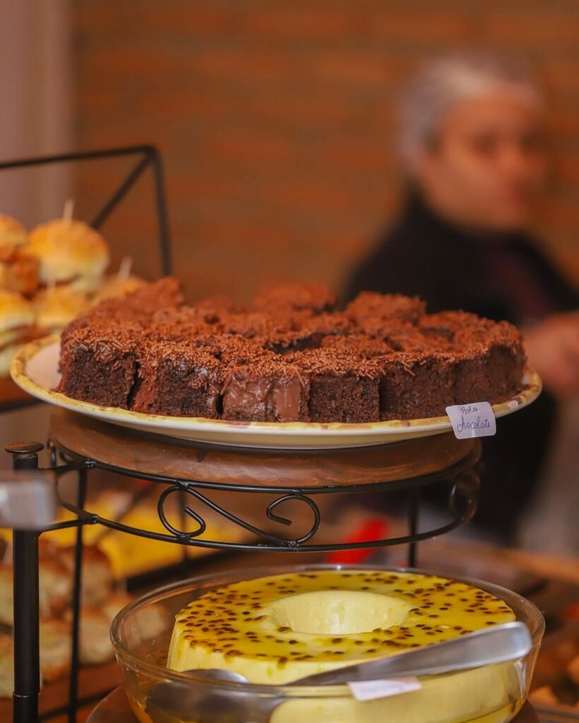 Café colonial noturno em São José dos Campos