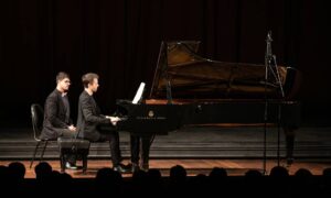 Pessoa tocando piano