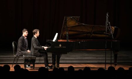 Pessoa tocando piano