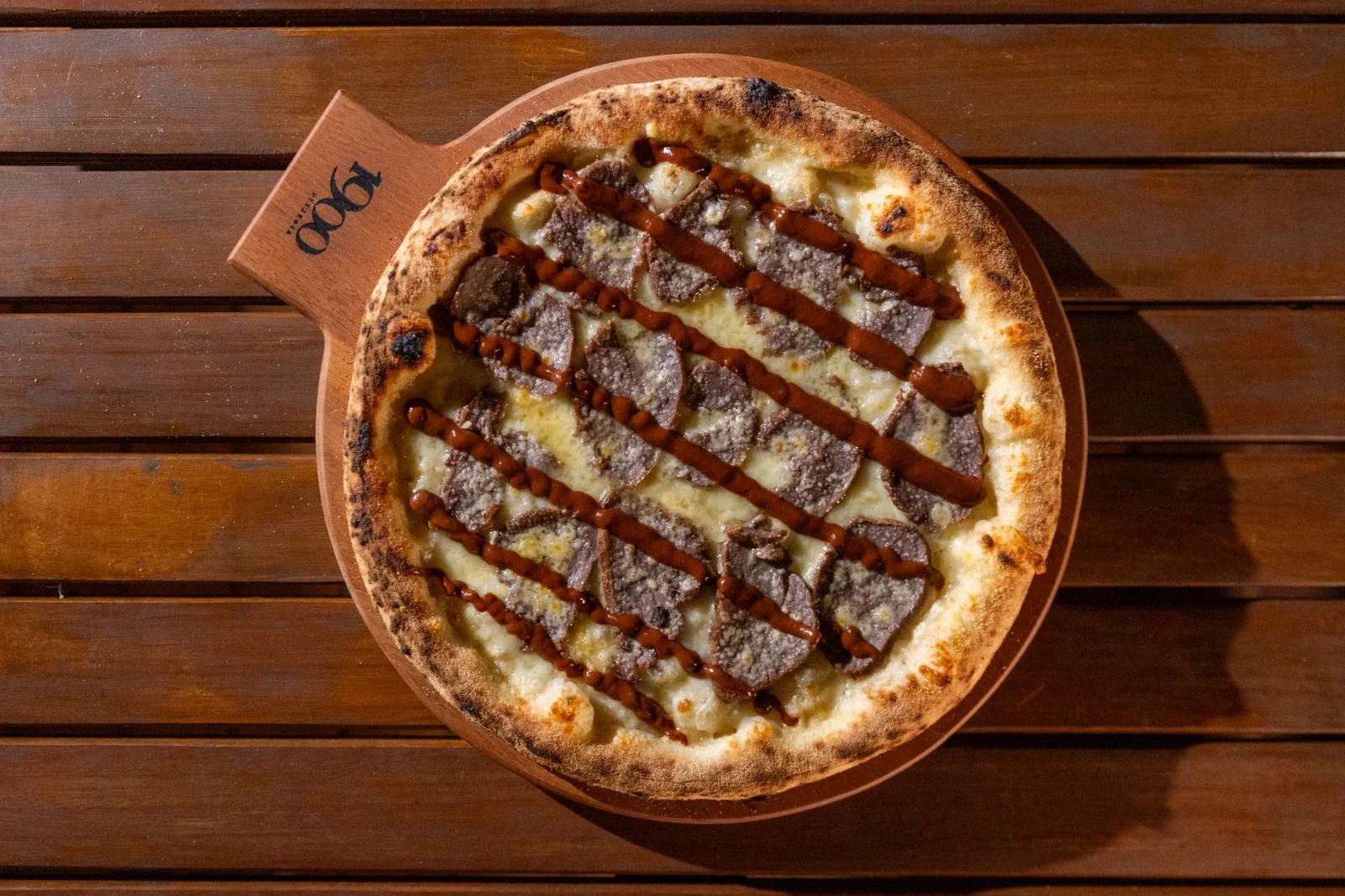 Dengo e 1900 Pizzeria - Pizza PorcoNibs:Divulgação