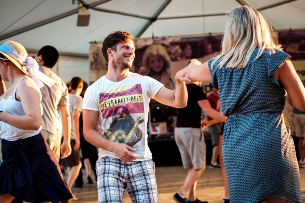 Aulas gratuitas de dança de salão movimentam as manhãs de sábado no Parque Celso Daniel, em Santo André Dança de salão no Parque Celso Daniel em Santo André